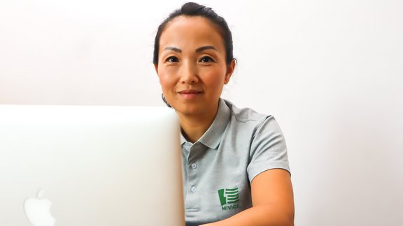 妇女在MacBook上工作